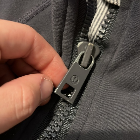 Lululemon define jacket size 10 FLAWED - Picture 4 of 9